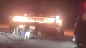   इरानबाट फर्किंदै गरेका अफगानी चढेको बसमा आगलागी, ७३ जनाको ...