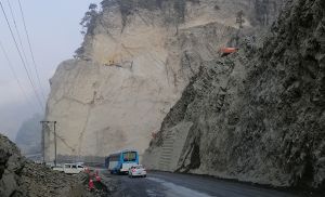 तुइन खोलामा खसेको पहिरोका कारण नारायणगढ-मुग्लिन सडक अवरुद्ध