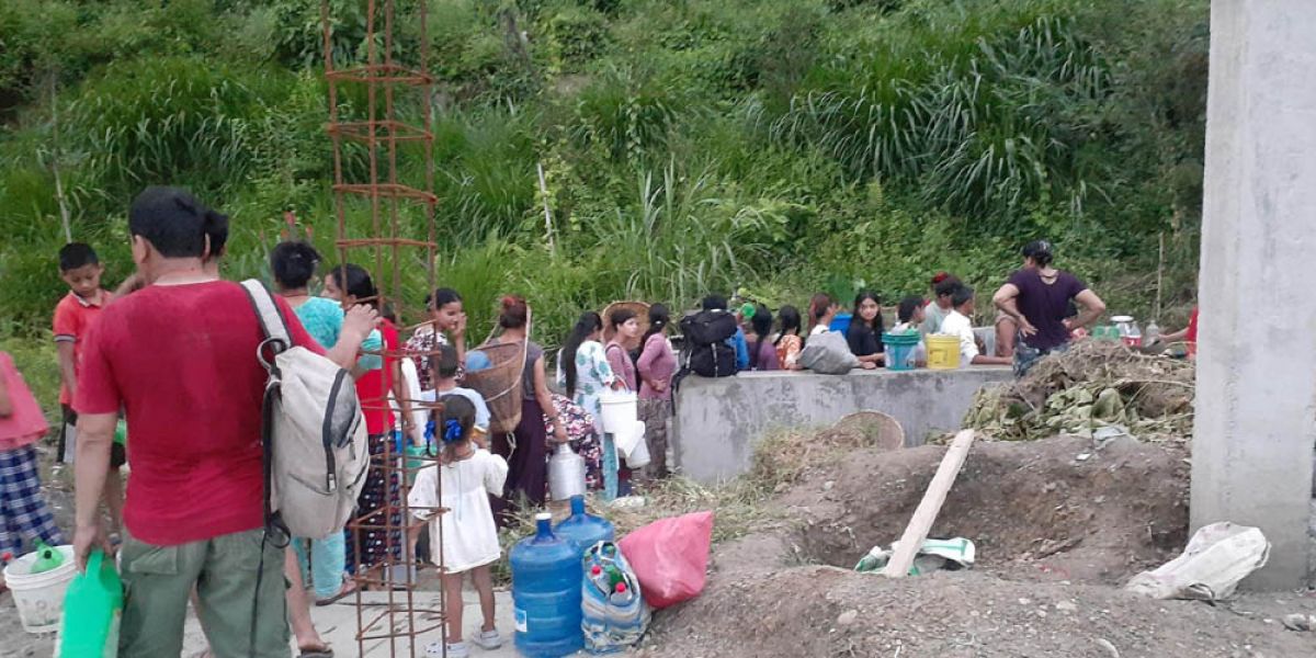 दमौलीमा पानीको हाहाकार : एक गाग्रीका लागि घन्टौँ लाइनमा बस्नुपर्ने