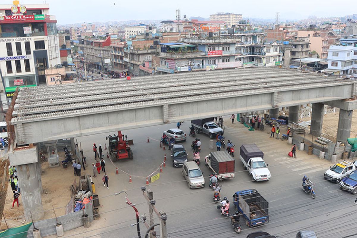 ग्वार्को फ्लाइओभरमा कालोपत्रे गर्न थालिएको छ