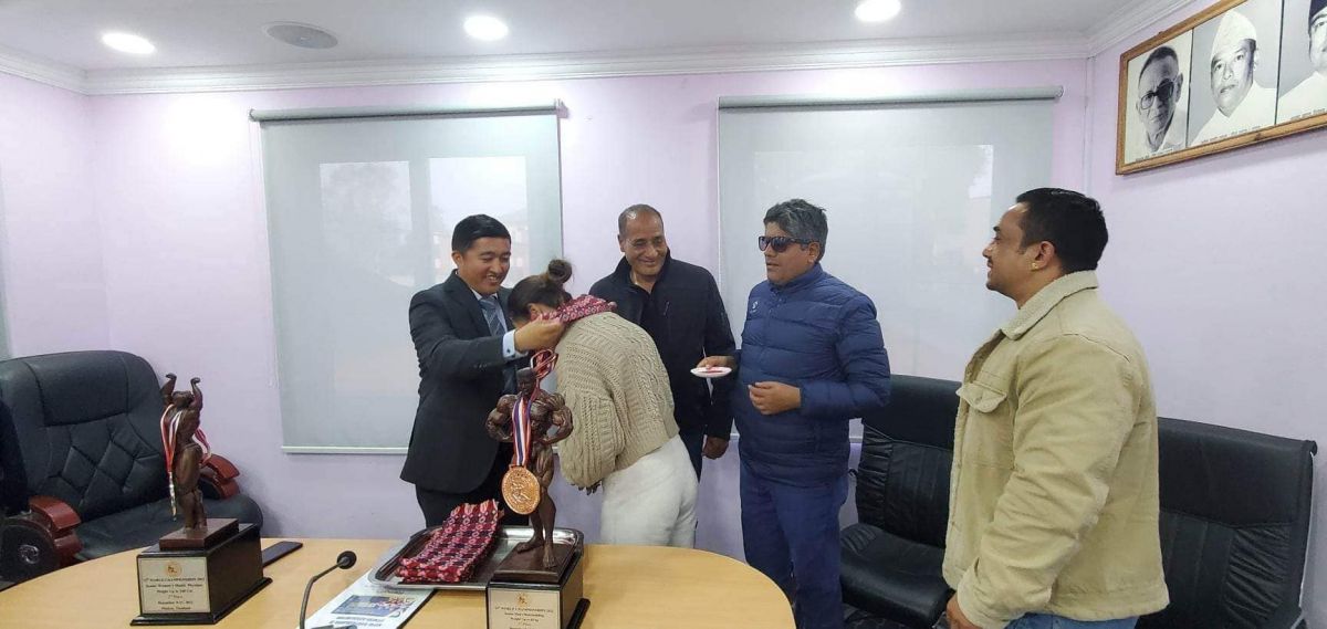 रजत पदक विजेता स्वेता कपाली र कास्य पदक विजेता प्रज्वल शाक्यलाई एनएससीले आज सम्मान गरेको छ ।