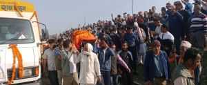   महाकाली किनारमा विपिन जोशीको अन्त्येष्टि, सशस्त्र प्रहरीको सलामी ...