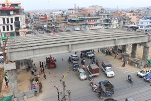ग्वार्को फ्लाइओभरमा कालोपत्रे गर्न थालिएको छ