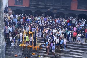   जेनजी आन्दोलनका मृतकको अन्त्येष्टि गरिंदै, शोकमग्न आफन्त ...