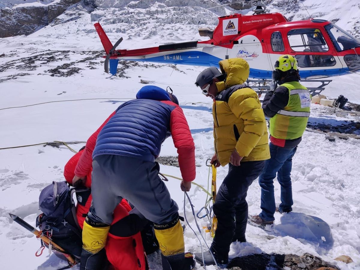 हिमालमा हेलिकप्टरले बचाउँदै पर्यटकको ज्यान