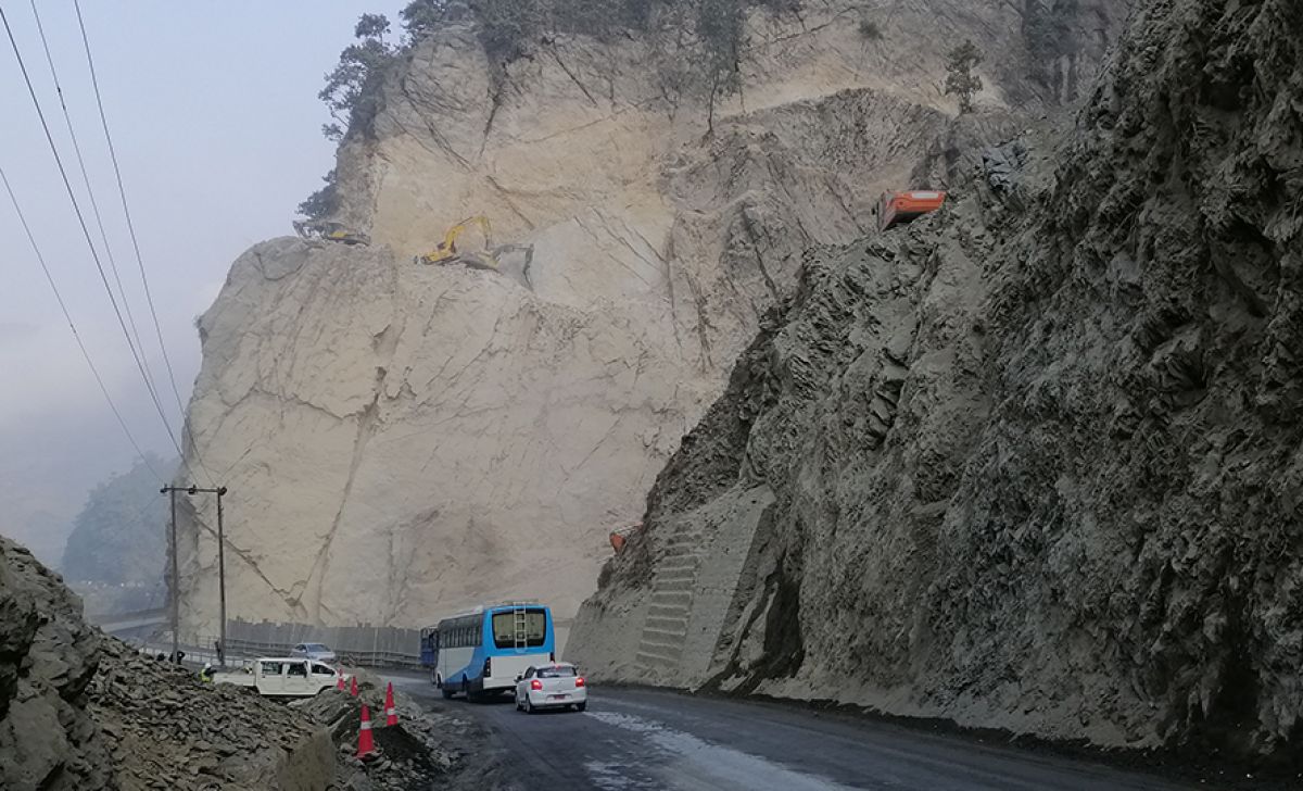 तुइन खोलामा खसेको पहिरोका कारण नारायणगढ-मुग्लिन सडक अवरुद्ध