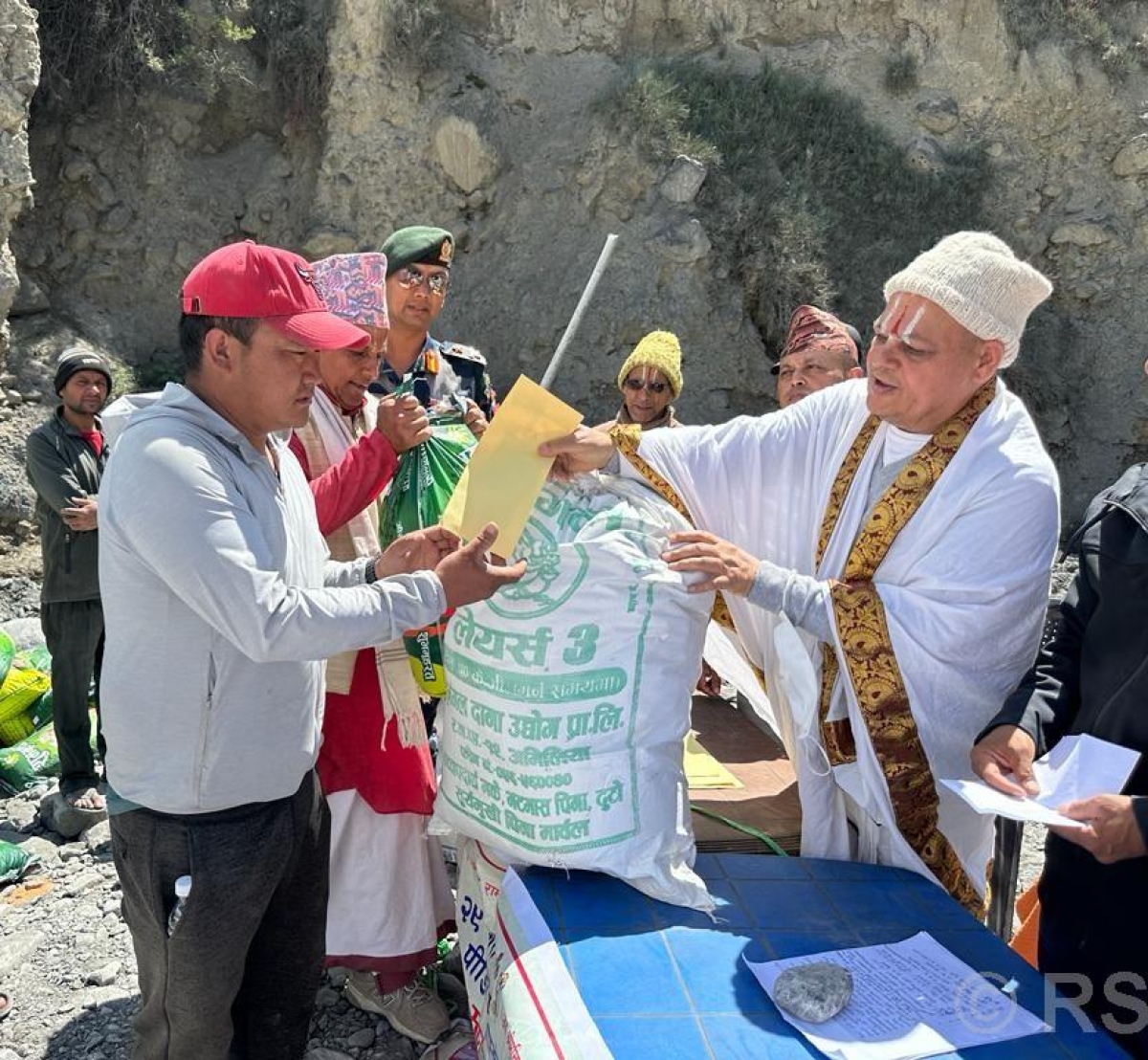 कागबेनीका बाढीपीडितलाई राहत वितरण